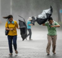 突然の激しい雨に傘をさしても濡れてしまい、かばんの中もびしょ濡れに。